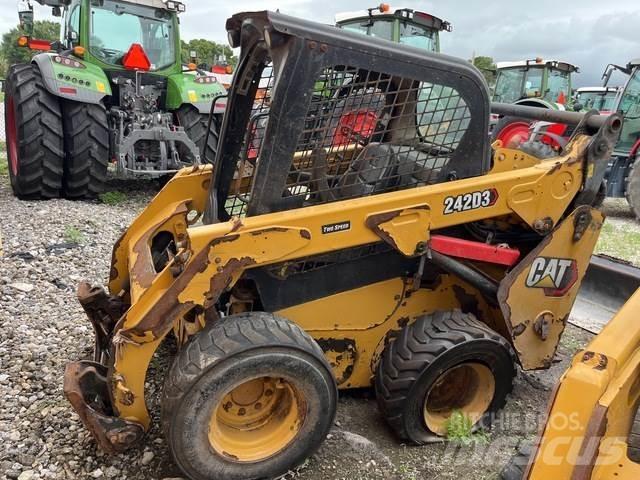 CAT 242D3 Schrankladers
