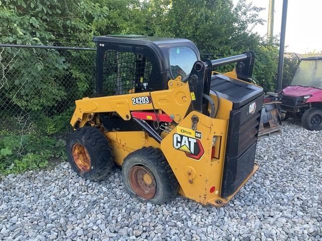 CAT 242D3 Schrankladers