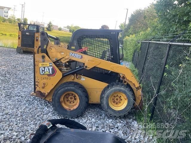 CAT 242D3 Schrankladers