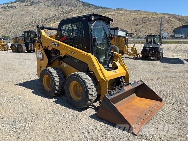 CAT 242D3 Schrankladers
