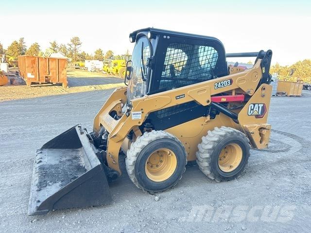 CAT 242D3 Schrankladers