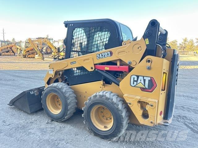 CAT 242D3 Schrankladers