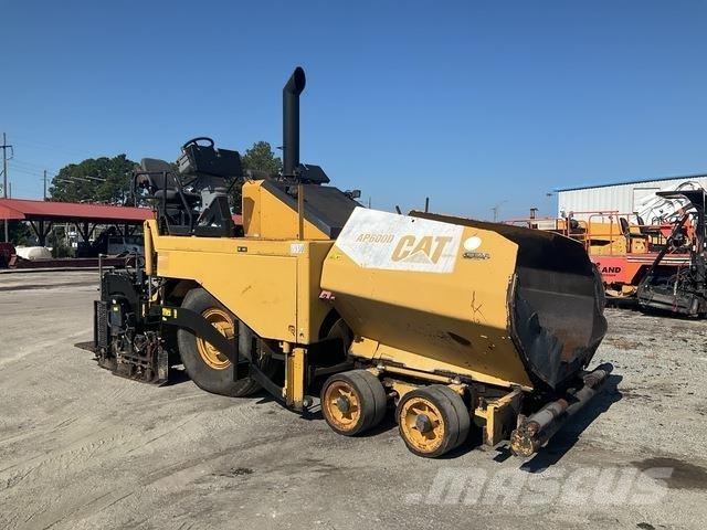 CAT AP-600D Asfaltafwerkmachines
