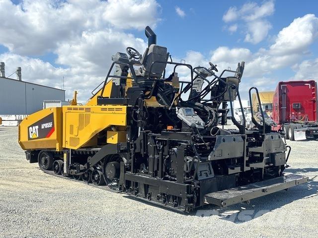 CAT AP1055F Asfaltafwerkmachines