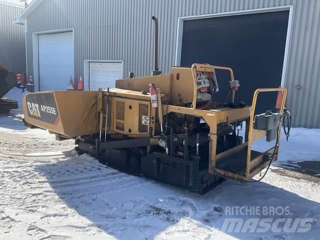 CAT AP255E Asfaltafwerkmachines