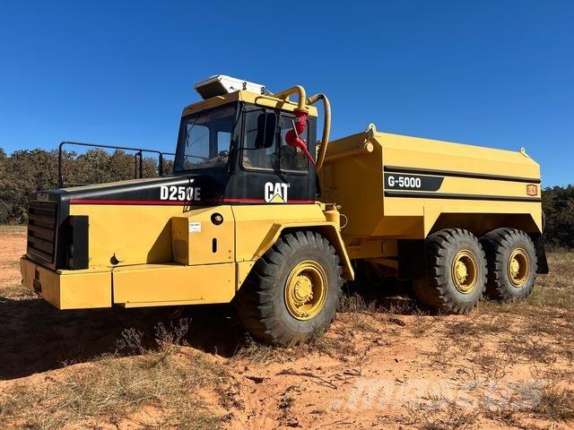 CAT D250E Water tankwagens