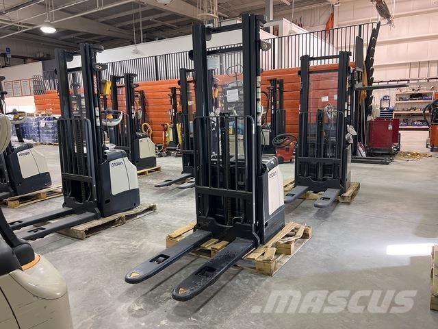 Crown ES 4000 Zelfrijdende stapelaars