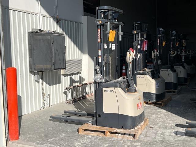 Crown ES 4000 Zelfrijdende stapelaars