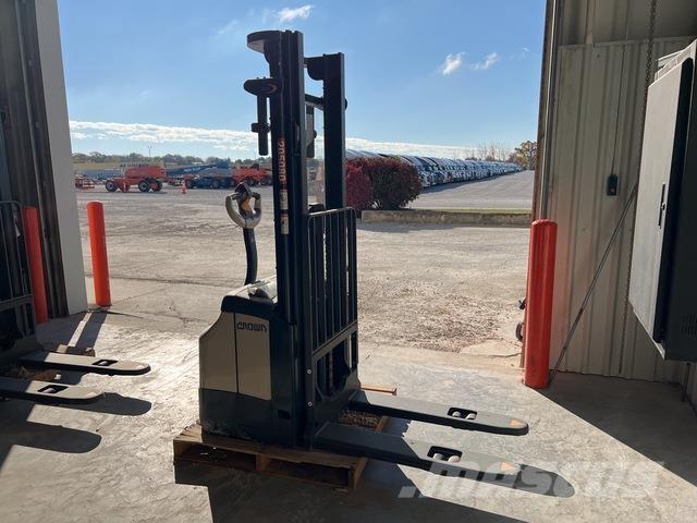 Crown ES 4000 Zelfrijdende stapelaars