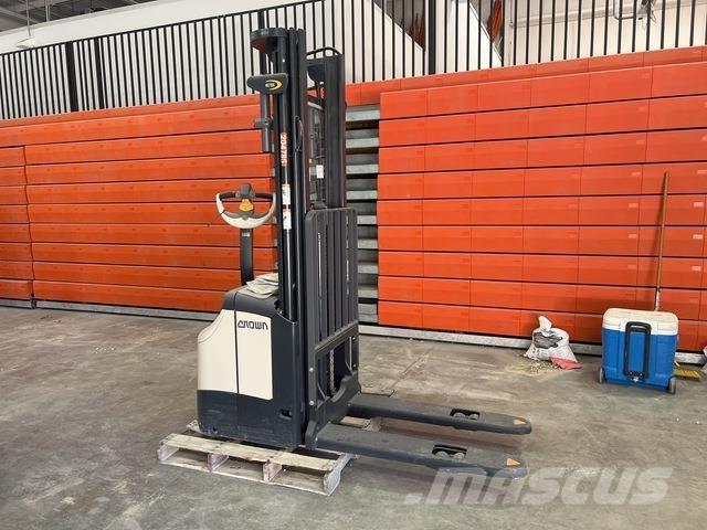 Crown ES 4000 Zelfrijdende stapelaars