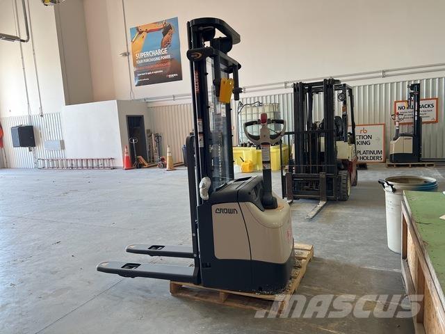 Crown ES 4000 Zelfrijdende stapelaars