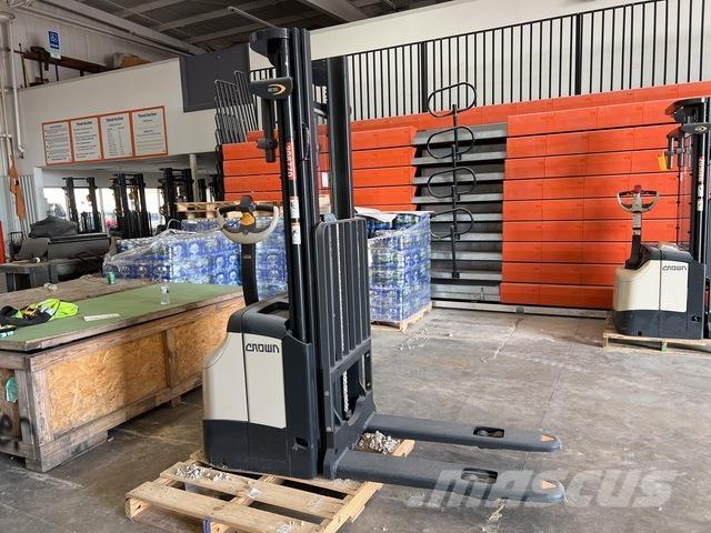 Crown ES 4000 Zelfrijdende stapelaars