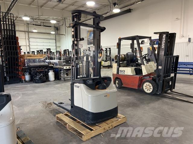 Crown ES 4000 Zelfrijdende stapelaars