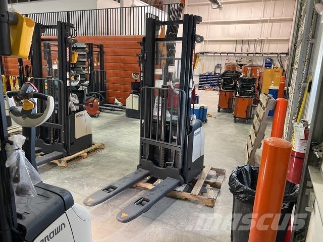 Crown ES 4000 Zelfrijdende stapelaars