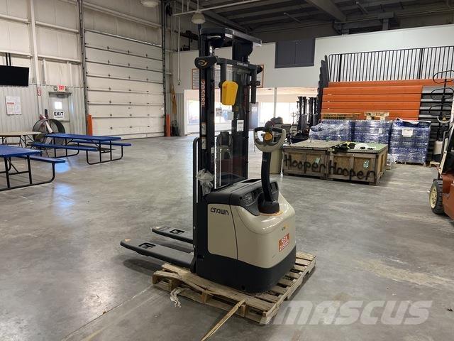 Crown ES 4000 Zelfrijdende stapelaars