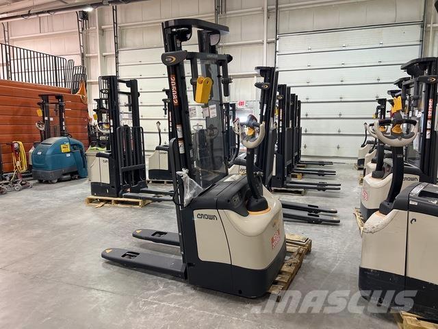Crown ES 4000 Zelfrijdende stapelaars