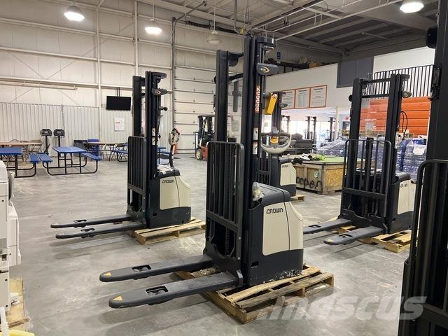 Crown ES 4000 Zelfrijdende stapelaars