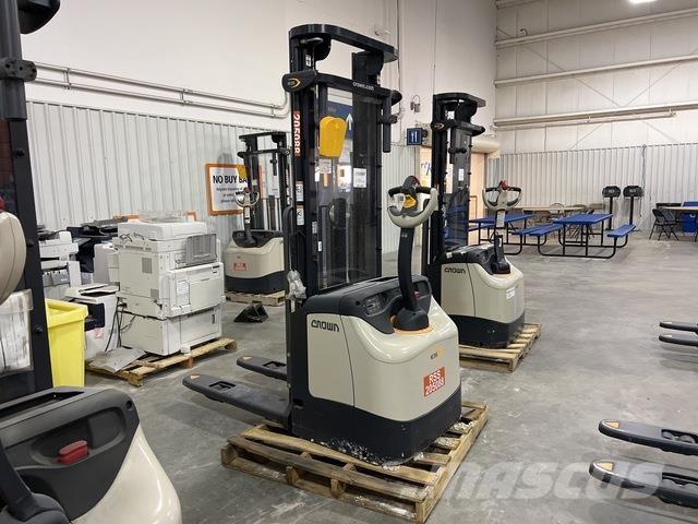 Crown ES 4000 Zelfrijdende stapelaars