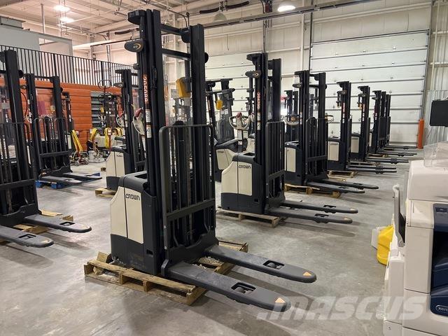 Crown ES 4000 Zelfrijdende stapelaars