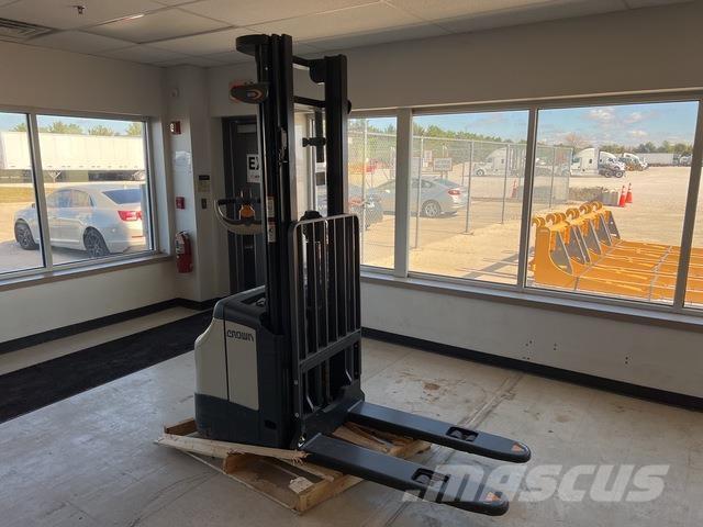 Crown ES 4000 Zelfrijdende stapelaars