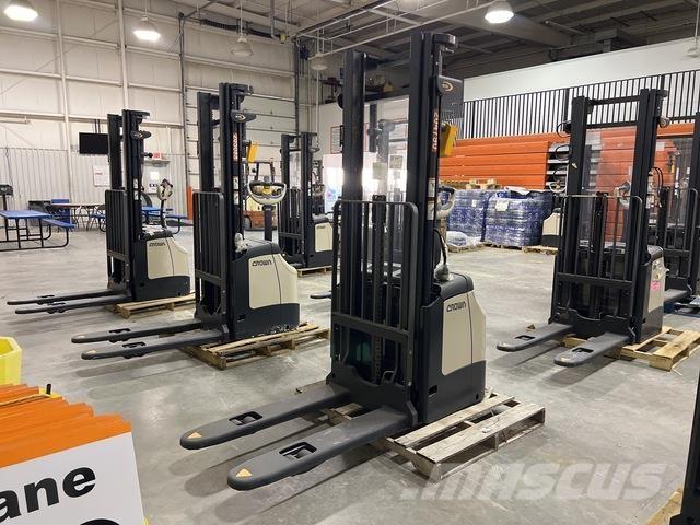 Crown ES 4000 Zelfrijdende stapelaars