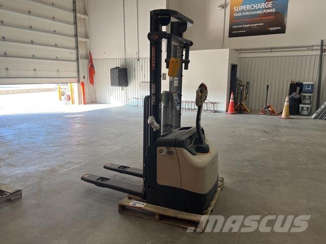 Crown ES 4000 Zelfrijdende stapelaars