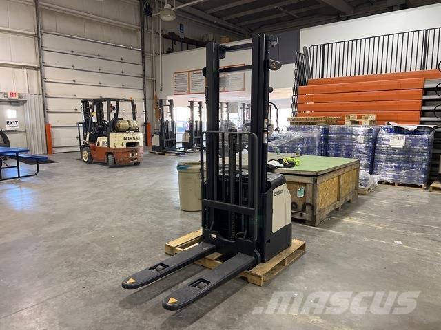 Crown ES 4000 Zelfrijdende stapelaars