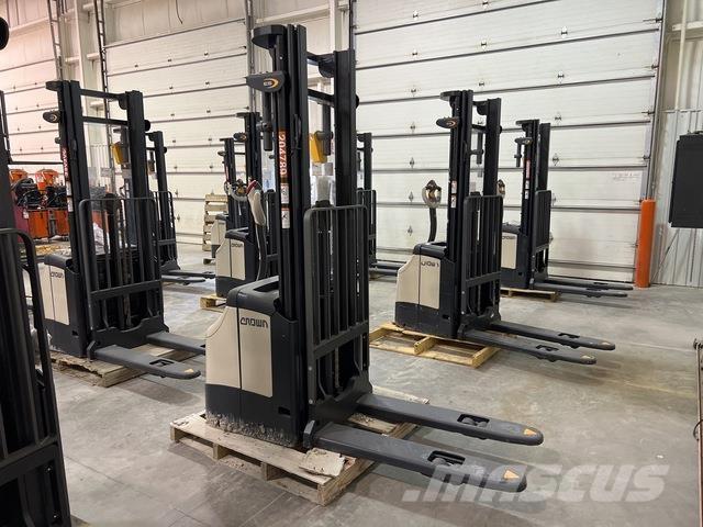 Crown ES 4000 Zelfrijdende stapelaars