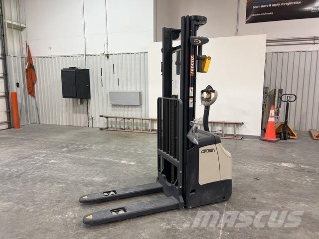 Crown ES 4000 Zelfrijdende stapelaars