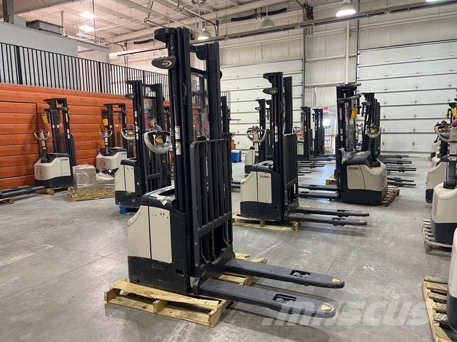 Crown ES 4000 Zelfrijdende stapelaars