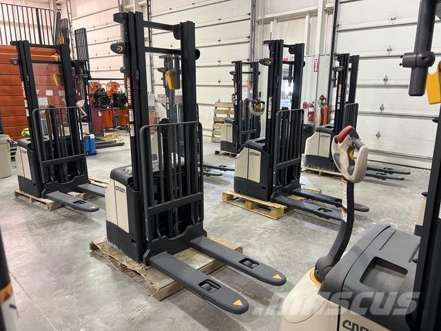 Crown ES 4000 Zelfrijdende stapelaars