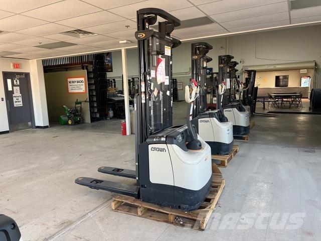 Crown ES 4000 Zelfrijdende stapelaars