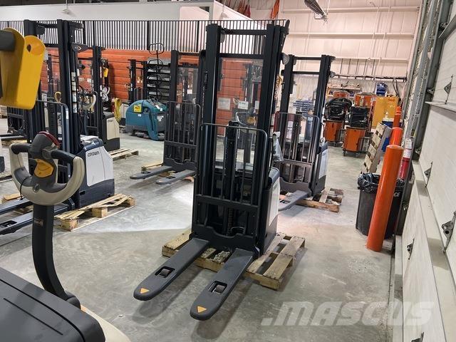 Crown ES 4000 Zelfrijdende stapelaars