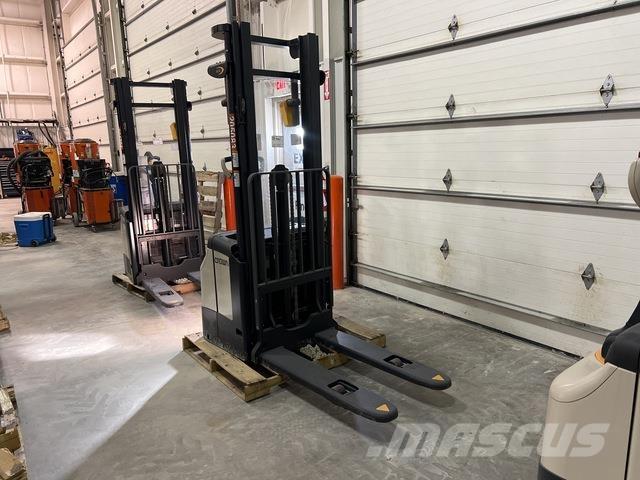 Crown ES 4000 Zelfrijdende stapelaars