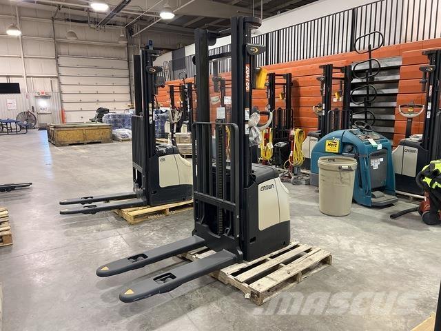 Crown ES 4000 Zelfrijdende stapelaars