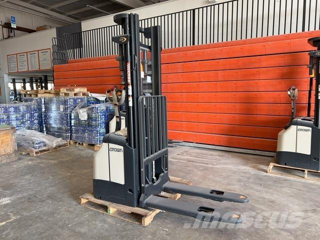 Crown ES 4000 Zelfrijdende stapelaars