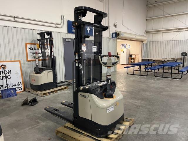 Crown ES 4000 Zelfrijdende stapelaars