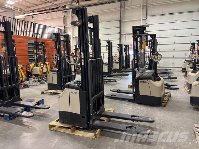 Crown ES 4000 Zelfrijdende stapelaars