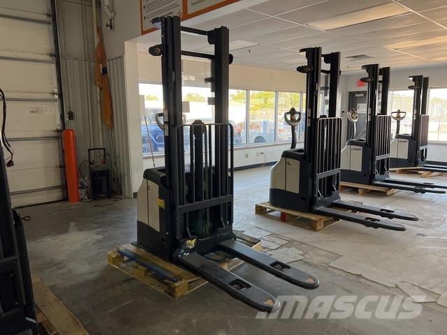 Crown ES 4000 Zelfrijdende stapelaars