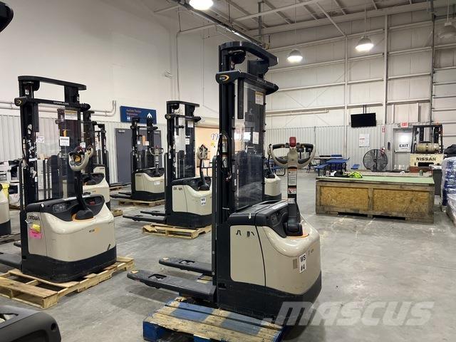 Crown ES 4000 Zelfrijdende stapelaars