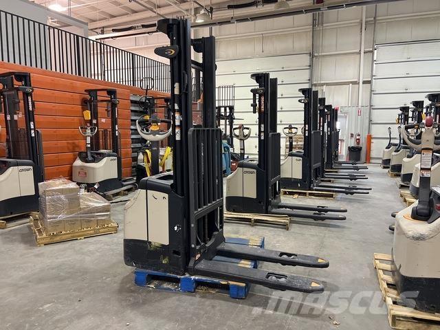 Crown ES 4000 Zelfrijdende stapelaars