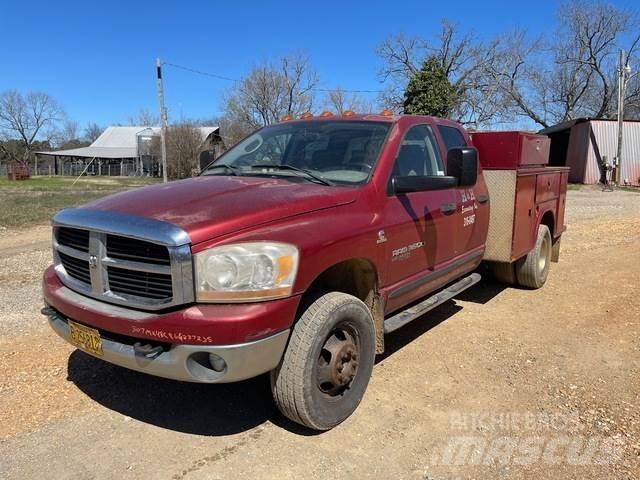 Dodge 3500 Bestelwagens met open laadbak
