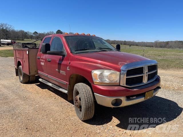Dodge 3500 Bestelwagens met open laadbak