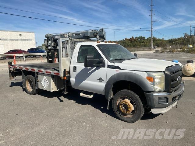 Ford F-550 Vlakke laadvloer met kraan
