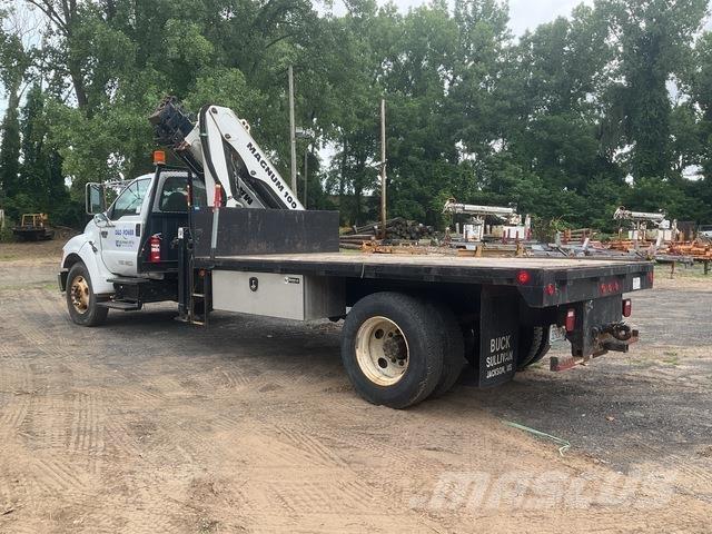 Ford F-750 Vlakke laadvloer met kraan