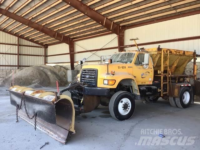 Ford F800 Sneeuwschuivers en -ploegen