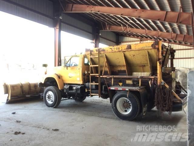 Ford F800 Sneeuwschuivers en -ploegen