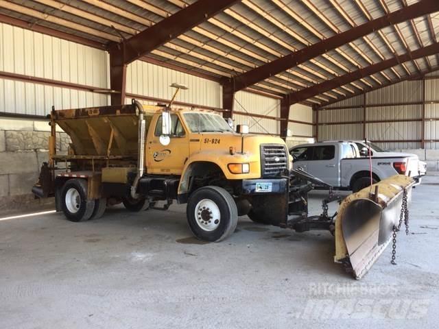 Ford F800 Sneeuwschuivers en -ploegen
