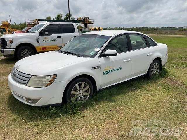 Ford Taurus Auto's