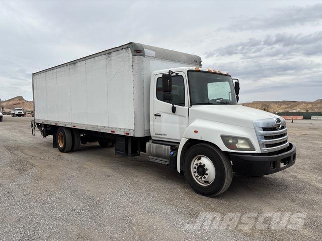 Hino 338 Bakwagens met gesloten opbouw
